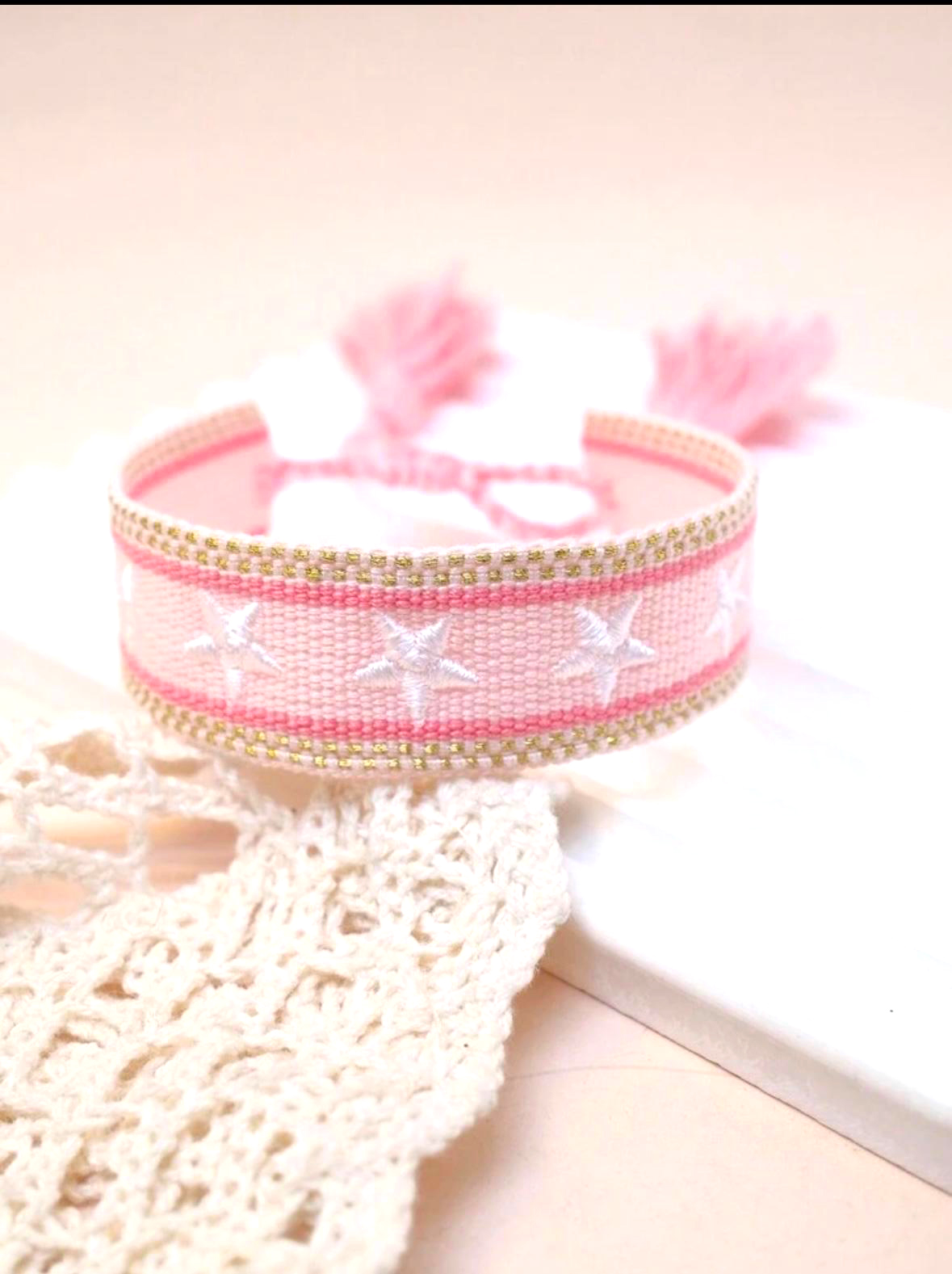 Pulsera de hilo bordada